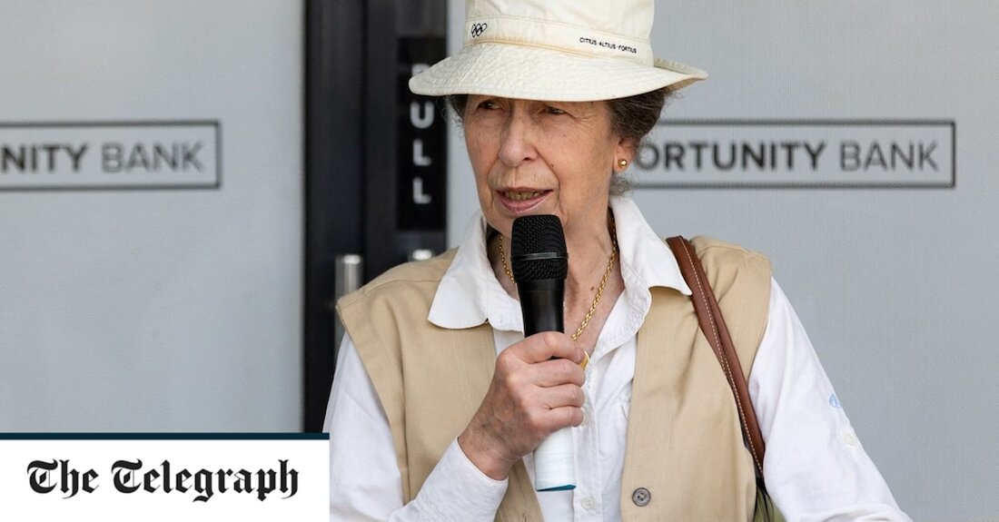 Die Prinzessin Royal wird in Uganda bleiben, trotz der Forderung nach einer Sperrung der Hauptstadt Kampala, nachdem drei Schulen bei einer alptraumhaften Eskalation des Ausbruchs von Ebola heimgesucht wurden. Laut Gesundheitsministerin Jane Ruth Aceng versuchen die ugandischen Behörden, mehr als 170 Kontakte einer Familie mit sechs Kindern aufzuspüren, die sich mit der Krankheit infiziert haben. Insgesamt wird angenommen, dass die Behörden versuchen, mindestens 300 enge Kontakte bestätigter Ebola-Fälle in der weitläufigen Hauptstadt zu finden, und die Forderungen nach strengeren Beschränkungen zur Eindämmung des Ausbruchs steigen. „Je früher wir Kampala abriegeln, desto besser“, sagte Dr. Samuel Oledo, Präsident der Ugandan Medical &hellip;