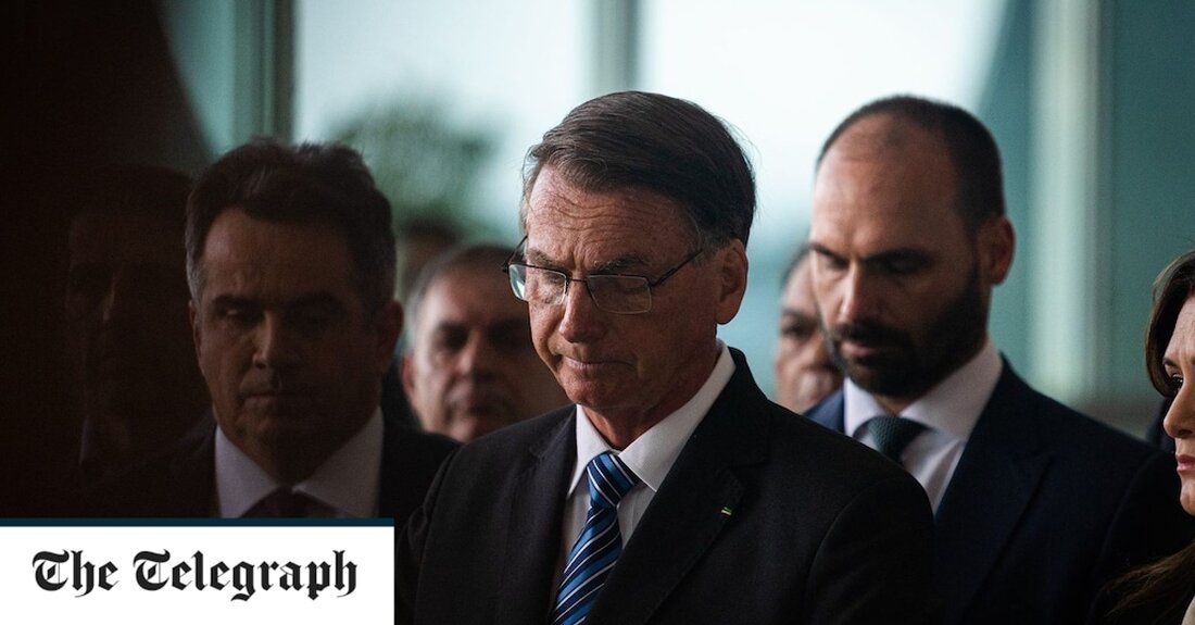 Der Brasilianer Jair Bolsonaro brach am Dienstagabend sein 44-stündiges Schweigen seit seiner Wahlniederlage gegen den Linken Luiz Inácio Lula da Silva, gab aber offiziell nicht nach. In einer 90-Sekunden-Ansprache erwähnte Herr Bolsonaro weder den gewählten Präsidenten noch würdigte er das Ergebnis der Wahlen am Sonntag, obwohl er diejenigen begrüßte, die in verschiedenen Teilen des Landes zu seinen Gunsten protestierten. Hunderte von Autobahnen in ganz Brasilien werden von kleinen Gruppen von Pro-Bolsonaro-Demonstranten blockiert, die den scheidenden Präsidenten zu einem Staatsstreich gegen Lula auffordern. Herr Bolsonaro sagte, er begrüße „friedliche Demonstrationen“, fügte jedoch hinzu, dass Demonstranten die Bewegungsfreiheit der Bevölkerung nicht behindern &hellip;
