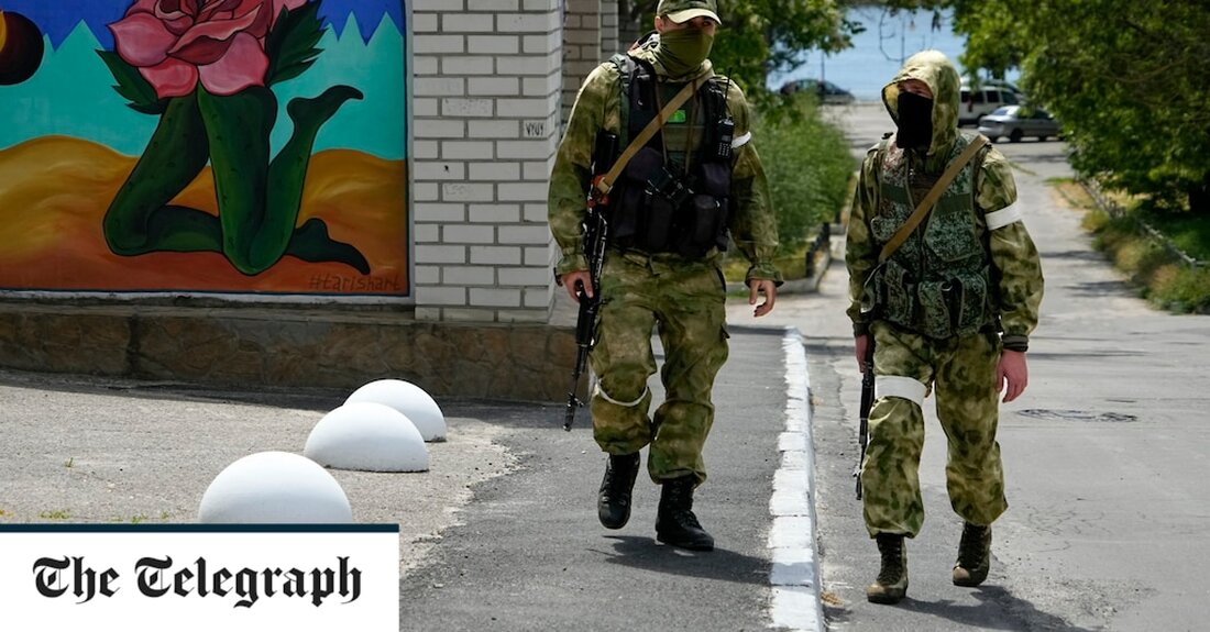 Russische Truppen wurden bei der Evakuierung von Cherson beobachtet, als Gerüchte aufkamen, dass Moskau die Schlüsselstadt im Süden verlassen würde. Augenzeugen berichteten The Telegraph, sie seien Zeugen geworden, wie Moskaus Streitkräfte Militärposten abbauen, die Stadt verlassen und das östliche Ufer des Flusses Dnipro in Richtung Krim überqueren. „Es gibt viel weniger Besetzer in der Stadt. Die Straßensperren werden entfernt und Flaggen genommen“, sagte ein Einheimischer, der anonym bleiben wollte. Am Donnerstag sagte ein von Russland eingesetzter Beamter in der Region, dass erwartet werde, dass die Moskauer Streitkräfte die Stadt verlassen würden. „Höchstwahrscheinlich werden unsere Einheiten, unsere Soldaten, nach links gehen &hellip;