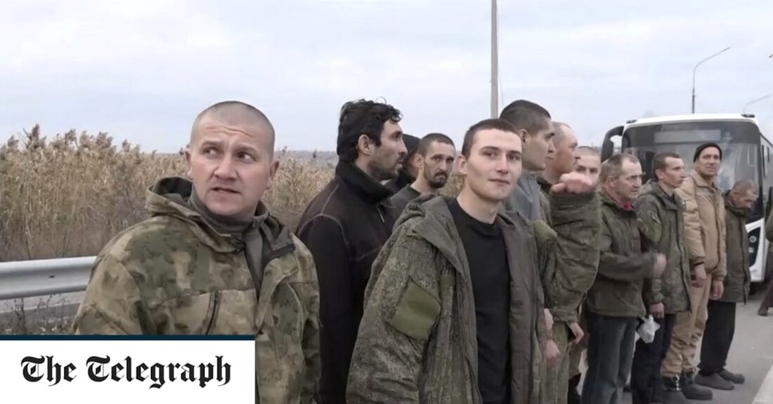 Verzweifelte russische Soldaten rufen eine ukrainische &#8222;Ich will leben&#8220;-Hotline an, um um Rat zu fragen, wie sie sich ergeben können. Bis zu 100 Menschen pro Tag erreichen das 24-Stunden-Programm, eine Zahl, die seit der Befreiung der Stadt Cherson zugenommen hat. Ein Soldat fragte laut BBC, ob er „auf die Knie gehen“ solle, wenn er ukrainischen Streitkräften gegenüberstehe, und sagte, er habe „nicht genau verstanden“, wie er sich ergeben solle. Die meisten Anrufer sind in der Regel männlich, aber auch Familienmitglieder haben sich gemeldet. „Es ist oft teils verzweifelt, teils frustriert, weil sie nicht ganz verstehen, wie die Hotline funktioniert, oder &hellip;