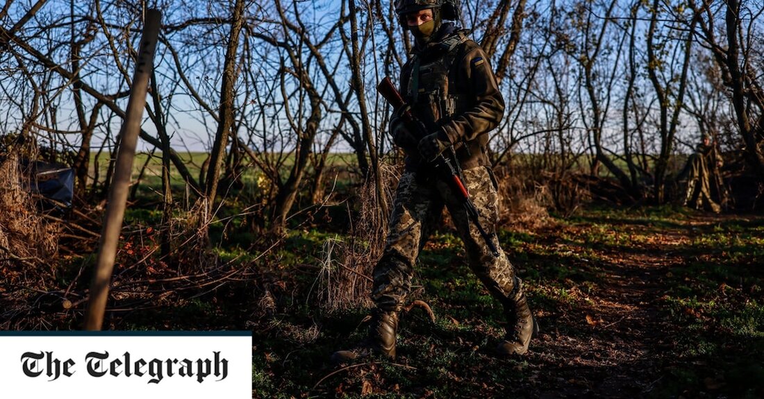 Russlands Verteidigungsminister hat den Truppenabzug aus der Stadt Cherson befohlen – der einzigen ukrainischen Regionalhauptstadt, die der Kreml seit Beginn der Invasion eingenommen und gehalten hat. „Beginnen Sie mit dem Abzug der Truppen“, sagte Verteidigungsminister General Sergej Schoigu während eines Fernsehtreffens mit Russlands Oberbefehlshaber in der Ukraine, General Sergej Surovikin. Letzterer schlug die &#8222;schwierige Entscheidung&#8220; vor, sich von Cherson zurückzuziehen und am linken Ufer des Dnjepr Verteidigungsanlagen aufzubauen. „Es wäre zweckmäßig, die Verteidigung am linken Ufer des Dnjepr zu errichten“, sagte General Surovikin und bezog sich dabei auf den südöstlichen Teil der Region Cherson, die an die Krim grenzt. General &hellip;
