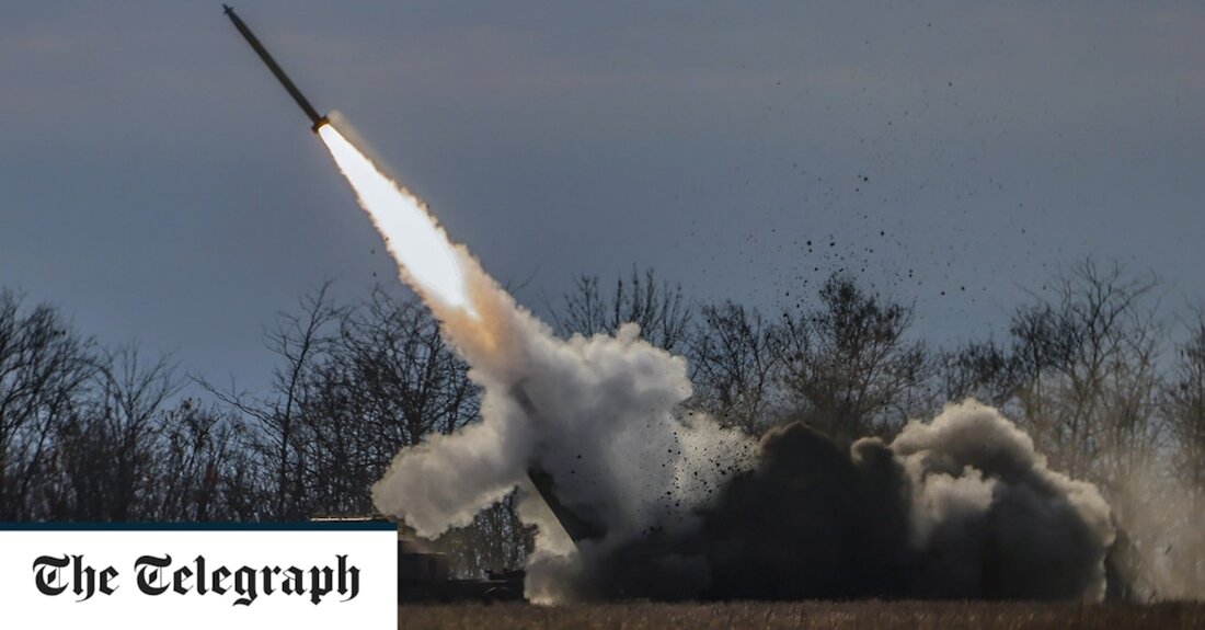 Die Ukraine war gezwungen, die Software ihrer Himars-Raketen zu aktualisieren, weil die russischen Streitkräfte gelernt haben, ihre GPS-Leitsysteme zu blockieren. Himars, die als eine der wirkungsvollsten Waffen der Ukraine gelten und dazu beigetragen haben, das Blatt im Krieg gegen Russland zu wenden, sind in den letzten Monaten weniger effektiv geworden, berichtete CNN unter Berufung auf eine Gruppe von US-amerikanischen, britischen und ukrainischen Quellen. Eine Quelle aus dem Pentagon beschrieb die Bemühungen, russische Experten für elektronische Kriegsführung, denen befohlen wurde, Himars zu bekämpfen, als ein „Katz-und-Maus-Spiel“ zu überlisten. Die ersten Himars-Systeme kamen im Juni 2022 in der Ukraine an und wirkten &hellip;