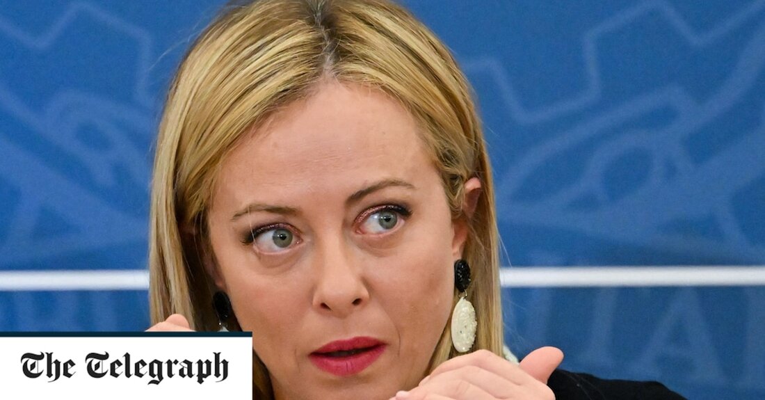 Italiens Premierministerin Giorgia Meloni hat das „aggressive“ Frankreich angegriffen, weil es ein Flüchtlingsabkommen zerrissen hat, als sich ein diplomatischer Streit darüber verschärfte, wer sich um Migrantenboote kümmern sollte. Paris akzeptierte die Ocean Viking und die 234 Migranten an Bord – eine Premiere für eine Bootsladung aus dem Mittelmeer –, sagte aber als Vergeltung, es würde einen früheren Plan zur Aufnahme von 3.500 Flüchtlingen, die sich derzeit in Italien aufhalten, aussetzen, und forderte andere EU-Staaten auf, dasselbe zu tun. Auch die französische Polizei wurde angewiesen, die Kontrollen an den italienischen Grenzübergängen zu verstärken. „Ich war sehr beeindruckt von der aggressiven Reaktion &hellip;