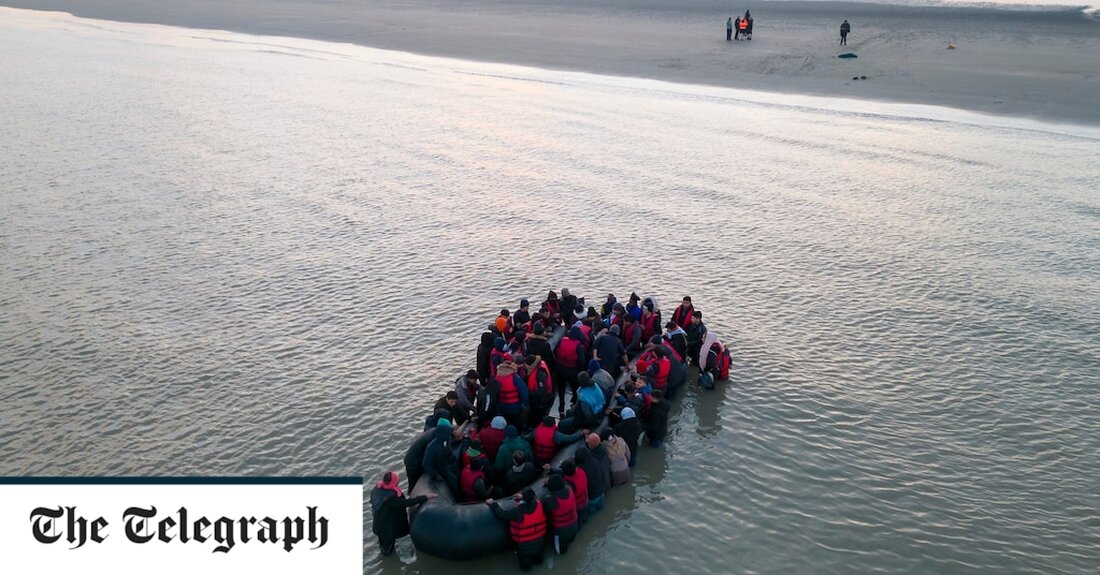 Französische Staatsanwälte haben am Donnerstag fünf Militärangehörige im Rahmen einer Untersuchung zum Untergang eines Flüchtlingsbootes im November 2021 angeklagt, das im Ärmelkanal kenterte und 27 Menschen tötete. Die Pariser Staatsanwaltschaft teilte The Telegraph mit, dass das Personal, das damals als Küstenwache gearbeitet hatte, verdächtigt werde, „einer Person in Gefahr nicht geholfen zu haben“. Sie wurden inzwischen freigelassen. Die Tragödie war die schlimmste Flüchtlingskatastrophe im Ärmelkanal seit Beginn der Aufzeichnungen. Britische und französische Behörden haben sich gegenseitig die Schuld für die Reaktion gegeben. Die Anklage folgt auf eine Untersuchung der französischen Regierung im vergangenen Jahr, in der die französischen Behörden beschuldigt &hellip;