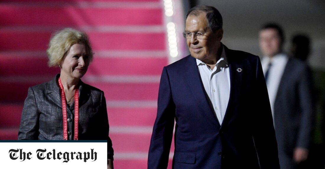 Sergej Lawrow, Russlands altgedienter Außenminister, wich am Montag Behauptungen aus, er sei in Indonesien ins Krankenhaus eingeliefert worden, und schlug stattdessen auf westliche Journalisten ein. Associated Press zitierte früher am Montag indonesische Beamte, die sagten, der 72-jährige russische Minister sei bei seiner Ankunft auf der Insel Bali zum G20-Gipfel mit einem Herzleiden ins Krankenhaus eingeliefert worden. Die Pressestelle des Ministers lachte schnell über die Berichte und veröffentlichte prompt ein Video, in dem der Minister auf einer Terrasse sitzt und Dokumente liest. Man hörte Maria Zakharova, die Sprecherin des Ministeriums, Herrn Lawrow, der ein T-Shirt und Shorts trug, zu dem Bericht &hellip;