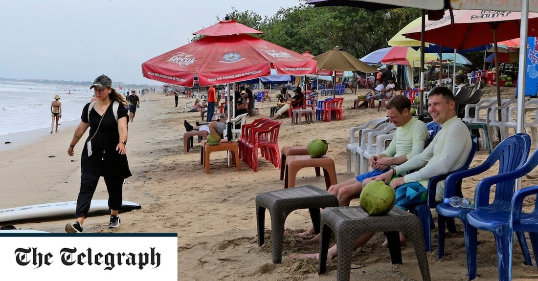 Indonesien wird ein drakonisches neues Strafgesetzbuch verabschieden, das Sex außerhalb der Ehe, sogar unter Touristen, mit einer Strafe von bis zu einem Jahr Gefängnis verbietet. Der Gesetzentwurf, der auch harte Strafen für Abtreibung, „schwarze Magie“, Beleidigung des Präsidenten und Zusammenleben vor der Ehe vorsieht, soll voraussichtlich im Dezember vom indonesischen Parlament verabschiedet werden. Menschenrechtsgruppen warnen seit langem davor, dass das neue Gesetz, an dem jahrzehntelang gearbeitet wurde, die Rechte von Frauen, Minderheiten und Lesben, Schwulen, Bisexuellen und Transgender-Personen verletzen und die Meinungsfreiheit untergraben würde. „Im Einklang mit indonesischen Werten“ Edward Omar Sharif Hiariej, stellvertretender Justizminister Indonesiens, sagte jedoch, dass der &hellip;