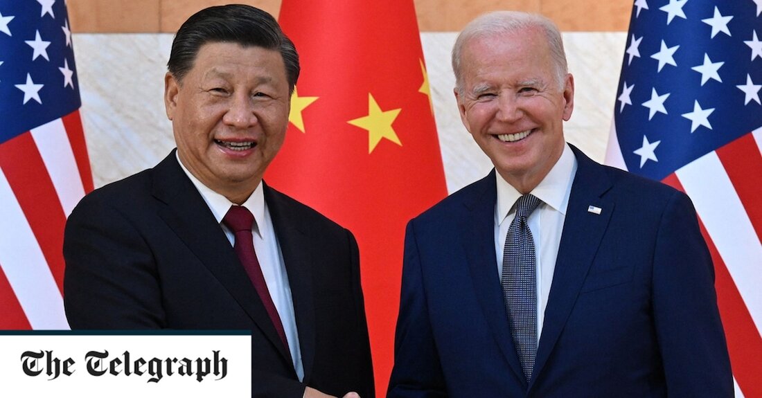 Ein chinesischer Beamter stieß einen amerikanischen Journalisten, der versuchte, nach Menschenrechten zu fragen, als sich Joe Biden und Xi Jinping zum ersten Mal als Staatschefs treffen sollten. Der Journalist, ein Produzent eines US-Fernsehsenders, gehörte zu einer kleinen Gruppe von Pressevertretern, die über den Beginn des Treffens zwischen Herrn Biden, dem US-Präsidenten, und Herrn Xi, seinem chinesischen Amtskollegen, berichten durften, das am Rande von abgehalten wird das am Dienstag beginnende G20-Treffen auf Bali. Als sie Herrn Biden fragte, ob er bei seinem Treffen mit Herrn Xi Menschenrechtsfragen zur Sprache bringen würde, zog ein nicht identifizierter chinesischer Beamter sie an ihrem Rucksack &hellip;