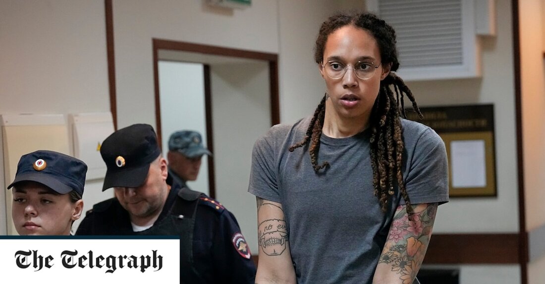 US-Basketballstar Brittney Griner „versucht, stark zu bleiben“, nachdem sie in eine abgelegene russische Strafkolonie geschickt wurde, um eine neunjährige Haftstrafe wegen Drogenbesitzes zu verbüßen. Es kam, als der inhaftierte russische Oppositionsführer Alexei Nawalny sagte, er sei nur wenige Tage vor einem seltenen Familienbesuch in einer anderen Kolonie 150 Meilen östlich von Moskau dauerhaft in Einzelhaft gebracht worden. Griners Anwaltsteam sagte, sie hätten sie besucht und es gehe ihr „so gut, wie man es erwarten könne“. „Brittney begann ihre Strafe bei IK-2 in Mordowien zu verbüßen“, sagten Maria Blagovolina und Alexander Boykov in einer 300 Meilen von Moskau entfernten Region in &hellip;