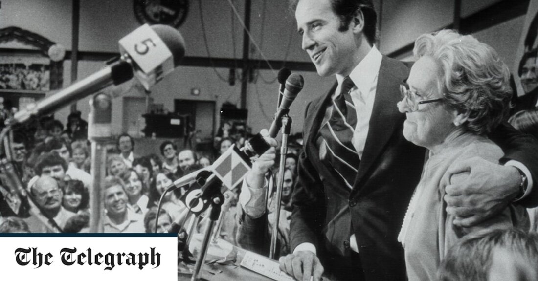 Joe Biden ist Amerikas erster achtzigjähriger Präsident geworden, da er am Sonntag seinen 80. Geburtstag feiert. Jill, die Frau des Präsidenten und engste Vertraute, wird einen Tag nach der Hochzeit von Herrn Bidens Enkelin Naomi mit Peter Neal – einem Anwaltskollegen und ehemaligen Praktikanten im Weißen Haus – einen Brunch im Weißen Haus veranstalten. Die Gespräche werden sich wahrscheinlich auf die Zukunft konzentrieren und darauf, ob Herr Biden 2024 eine Wiederwahl anstreben wird. „Das ist letztlich eine Familienentscheidung“, sagte er Anfang des Monats. „Ich denke, alle wollen, dass ich kandidiere, aber wir werden darüber diskutieren.“ Es gibt viele andere, die &hellip;