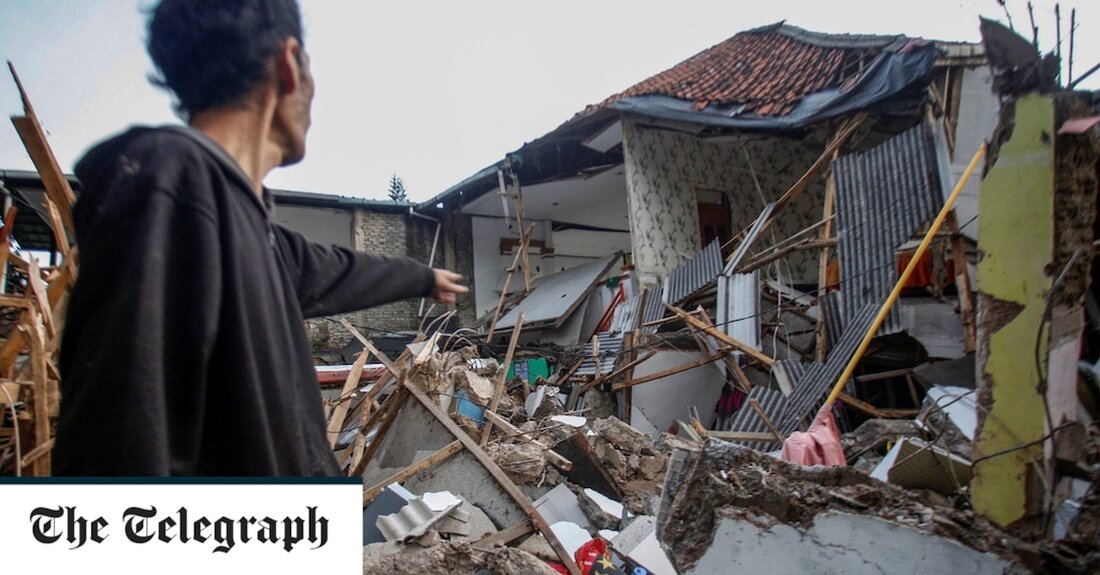 Mindestens 162 Menschen wurden bei einem Erdbeben der Stärke 5,6 getötet, das am Montag die indonesische Hauptinsel Java erschütterte und dazu führte, dass Büroangestellte und Einwohner der Hauptstadt Jakarta auf die Straße flohen. Der Großteil der Todesopfer ereignete sich im Epizentrum von Cianjur, etwa 60 Meilen westlich von Jakarta, wo mehrere Gebäude bei dem Beben am frühen Nachmittag einstürzten, das laut geologischen Untersuchungen der USA in einer Tiefe von etwa 6,2 Meilen auftrat. In der Gegend wurden mehrere Erdrutsche gemeldet, und Berichten zufolge wurden ein islamisches Internat, ein Krankenhaus und andere öffentliche Einrichtungen beschädigt. Der Gouverneur von West-Java, der am &hellip;