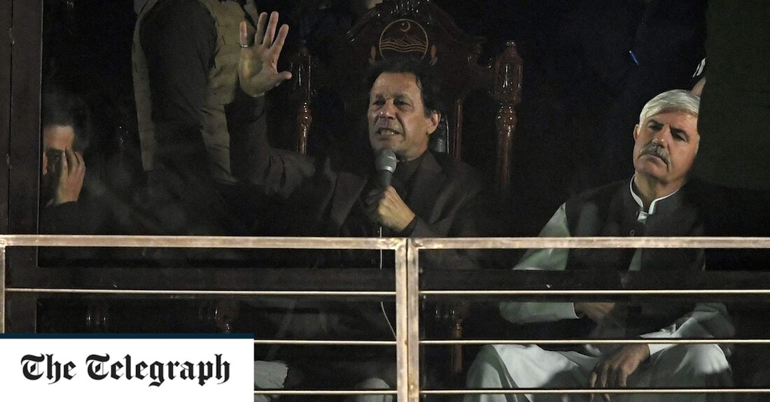 Imran Khan, der ehemalige pakistanische Premierminister, sagte am Samstag, dass er seinen Protestmarsch nach Islamabad absagen würde, weil er befürchtete, dass dies Chaos anrichten würde, da er seinen ersten öffentlichen Auftritt hatte, seit er Anfang dieses Monats einen Attentatsversuch überlebt hatte. Der ehemalige Kricketspieler wirkte trotzig, als er sich an Zehntausende seiner Anhänger außerhalb von Islamabad wandte und ihnen sagte, sie sollten die Hoffnung nicht aufgeben, dass er an die Macht zurückkehren würde, und sagte: „Angst macht eine ganze Nation zu Sklaven“. „Ich habe den Tod aus nächster Nähe gesehen“, sagte Herr Khan der Menge, nachdem er mit einem Rollator &hellip;