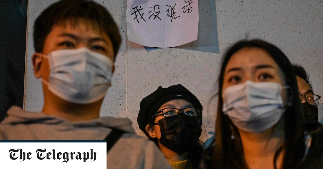 Chinesische Demonstranten verwenden verschlüsselte Nachrichten, um die Zensur der sozialen Medien zu umgehen und ihre Opposition gegen Xi Jinping und seine Null-Covid-Politik zum Ausdruck zu bringen. Zu den kryptischen Begriffen, die von Regierungskritikern online verwendet werden, gehören „Bananenschale“, die die gleichen Initialen wie der Name von Herrn Xi auf Chinesisch hat, und „Garnelenmoos“, das ähnlich klingt wie der Ausdruck „Rücktritt“. Die Demonstranten hielten bei Demonstrationen in Peking und anderswo auch weiße Blätter im A4-Format als Zeichen der Solidarität und als Anspielung auf die mangelnde Meinungsfreiheit in China hoch. Andere posteten weiße Quadrate auf ihren WeChat-Social-Media-Profilen und spiegelten die schwarzen Quadrate &hellip;