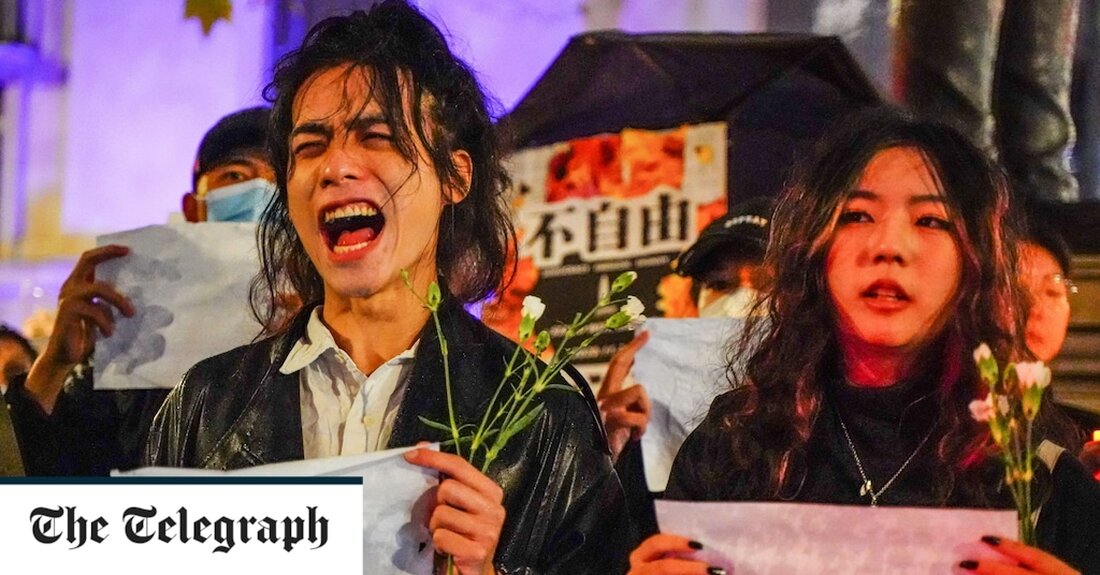 Chinesische Studenten in ganz Großbritannien haben in der vergangenen Woche zahlreiche kleine Formen des Aktivismus in Solidarität mit Protesten in China organisiert, nachdem beispiellose Unruhen in ihrem Heimatland dazu geführt hatten, dass sich einige zum ersten Mal in der Lage fühlten, ihre Regierung offen zu kritisieren. An der London School of Economics war am Freitag eine kleine Gruppe von Menschen mit Masken zu sehen, die auf dem Campusplatz eine temporäre „Demokratiewand“ errichteten, auf der die Menschen frei ihre Meinungen und Gefühle über die Bewegung schreiben konnten. Andere stellten Blumen und Kerzen auf den Boden, um um die 10 Menschen zu &hellip;