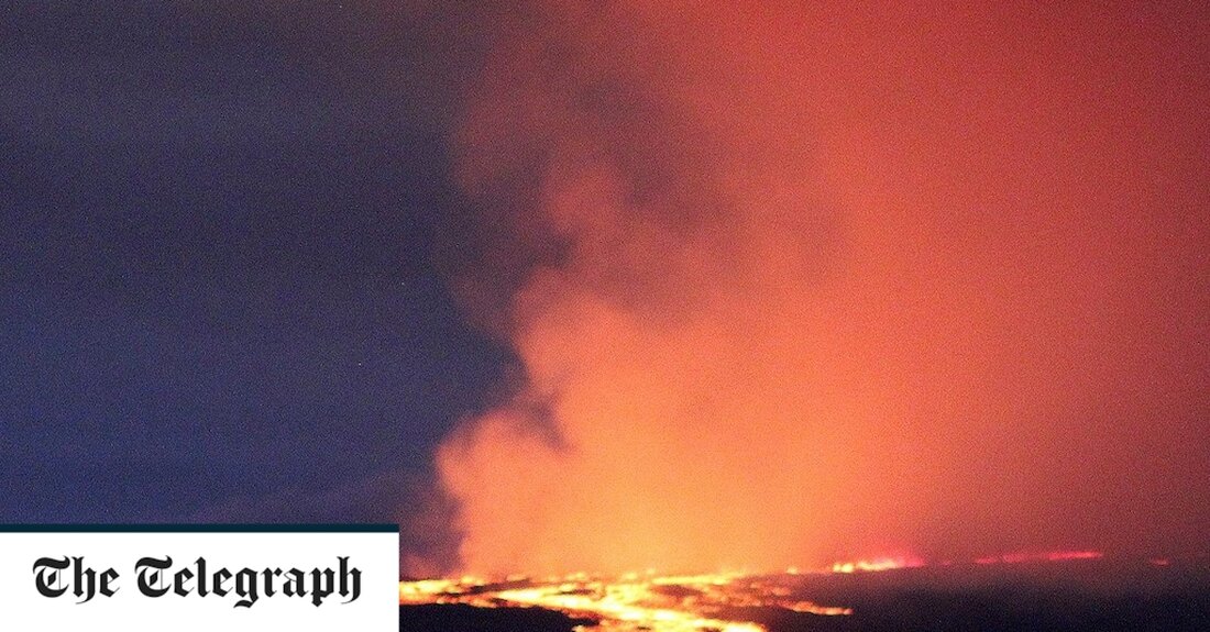 Wellen aus orangefarbener, leuchtender Lava und rauchiger Asche rülpsten und spuckten am Montag aus dem größten aktiven Vulkan der Welt bei seinem ersten Ausbruch seit 38 Jahren, und Beamte sagten den Menschen, die auf Hawaiis Big Island leben, dass sie für den Fall eines Worst-Case-Szenarios bereit sein sollten. Der Ausbruch des Mauna Loa gefährdete nicht sofort Städte, aber der US Geological Survey warnte die rund 200.000 Menschen auf der Big Island, dass ein Ausbruch „sehr dynamisch sein kann und sich die Position und das Vordringen von Lavaströmen schnell ändern können“, so Associated Presse berichtet. Beamte sagten den Bewohnern, sie sollten &hellip;