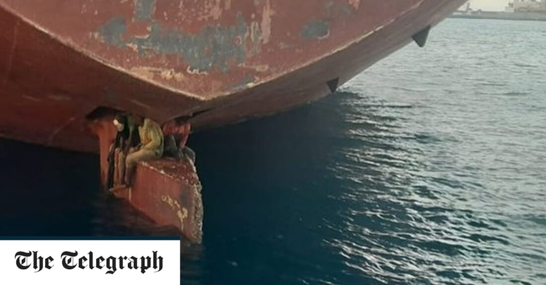 Die spanische Küstenwache sagte, sie habe drei Migranten gerettet, die auf dem Ruder eines Schiffes verstaut waren, das aus Nigeria auf den Kanarischen Inseln ankam. Auf einem am Montag von der Küstenwache auf Twitter verbreiteten Foto sind die drei blinden Passagiere auf dem Ruder des Öl- und Chemikalientankers Althini II zu sehen. Laut Marine Traffic, einer Website zur Schiffsverfolgung, ist die Althini II am Montag nach einer 11-tägigen Reise von Lagos in Nigeria in Las Palmas auf Gran Canaria angekommen. Die Migranten seien in den Hafen gebracht und von Gesundheitsdiensten betreut worden, teilte die Küstenwache auf Twitter mit. Die in &hellip;