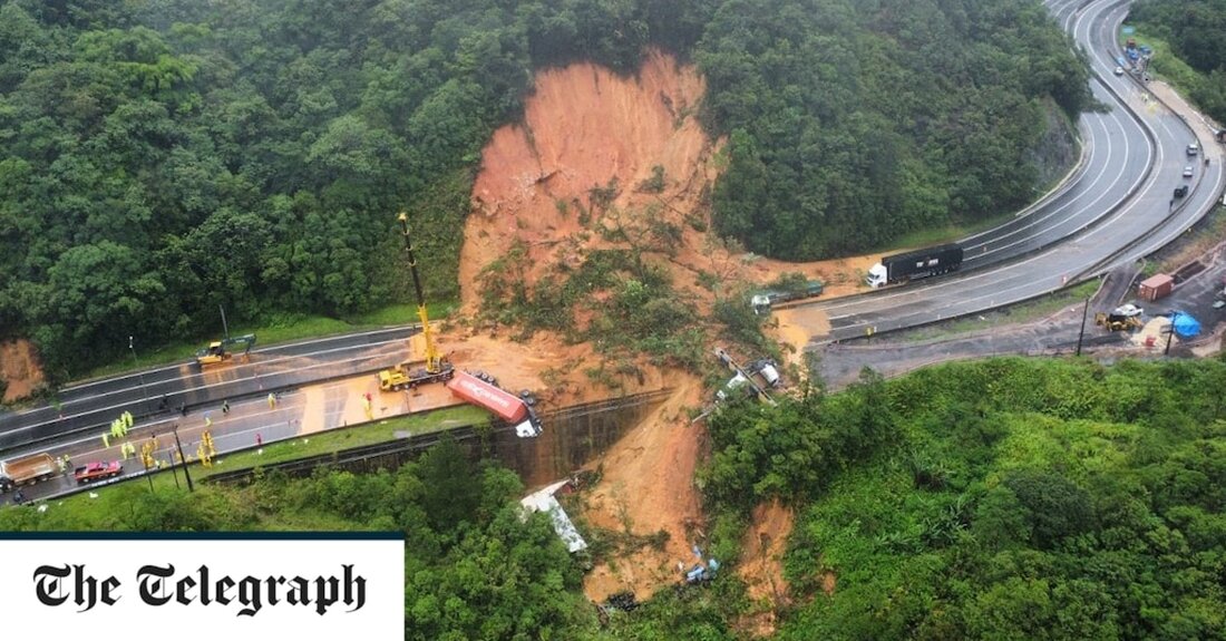 Mindestens zwei Menschen wurden getötet und Dutzende weitere werden vermisst, nachdem ein Erdrutsch über einen Autobahnabschnitt im Süden Brasiliens gerissen und rund 20 Autos und Lastwagen mitgerissen hatte. Der Schlammstrom stürzte am Montag nach Tagen mit starkem Regen im Bundesstaat Parana einen steilen Hang hinunter. „Es ist schwer, die genaue Zahl der Opfer zu kennen. In einem Fahrzeug können ein bis fünf Personen sein. Wir gehen von einer Schätzung von 30 bis 50 Vermissten aus“, sagte Manoel Vasco, Leiter der örtlichen Notfallversorgung, auf einer Pressekonferenz. Von den Rettungsdiensten veröffentlichte Luftbilder zeigten eine massive Schlammschmiere, die alles auf ihrem Weg wegfegte &hellip;