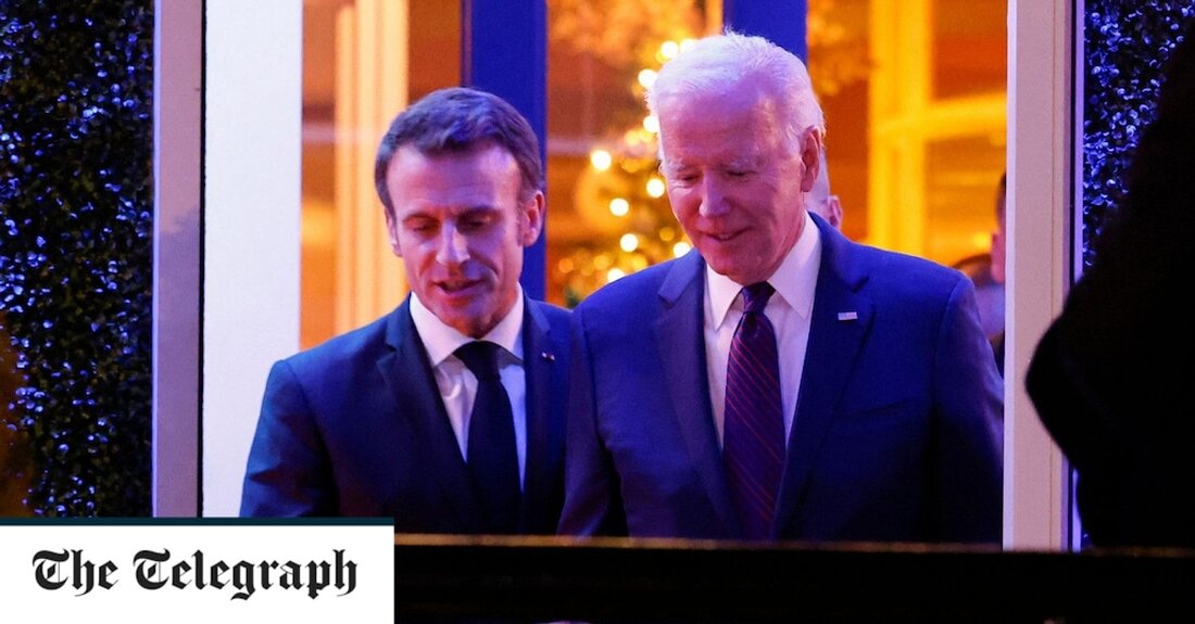 Joe Biden hat für Emmanuel Macron, den besuchenden französischen Präsidenten, ein üppiges Bankett im Weißen Haus arrangiert, das verspricht, in mehr als einer Hinsicht ein Treffen großer Käsesorten zu werden. In Anbetracht der gastronomischen Fähigkeiten Frankreichs in diesen Gebieten wird First Lady Jill Biden in einem mutigen Schritt amerikanischen Käse und Chardonnay-Wein während des Essens servieren, das unter einem großen Zelt im Garten auf mit Kerzenständern beladenen Tischen serviert wird Blumen in den Farben der beiden Länder. Das Essen könnte dazu beitragen, die Spannungen zu lindern, die gleich zu Beginn des dreitägigen Besuchs der Macrons ausbrachen, als der französische Präsident &hellip;
