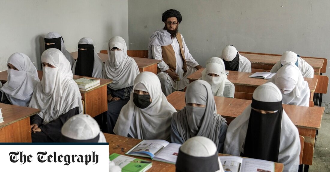 Die Taliban haben Frauen mit sofortiger Wirkung und bis auf weiteres von privaten und öffentlichen Universitäten in Afghanistan verbannt. Die Entscheidung war der jüngste Versuch, die Rechte der Frauen zu zerschlagen, und wurde nach einem Treffen der Taliban-Regierung verkündet. Obwohl sie anfänglich eine gemäßigtere Herrschaft und Frauen- und Minderheitenrechte versprachen, haben die kompromisslosen Herrscher des Landes ihre harte Auslegung der Scharia weitgehend umgesetzt. Sie haben Mädchen von der Mittel- und Oberschule verbannt, Frauen von den meisten Beschäftigungen ausgeschlossen und ihnen befohlen, in der Öffentlichkeit von Kopf bis Fuß Kleidung zu tragen. Frauen sind auch aus Parks und Fitnessstudios verbannt. Ein &hellip;