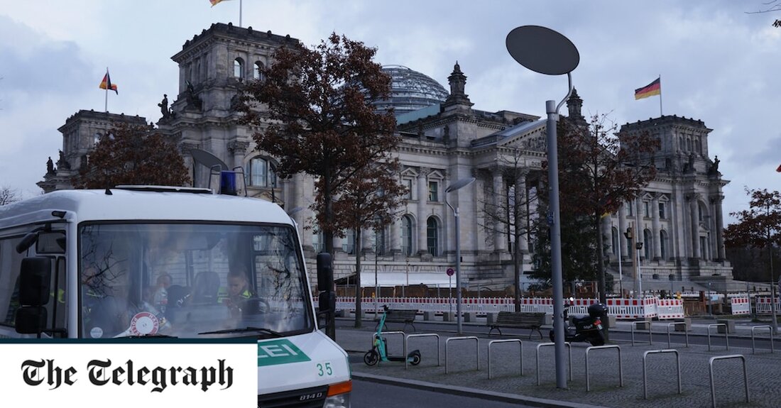 Abgeordnete der rechtsextremen Partei AfD sollten ihren Zugang zum Parlament einschränken, forderten Gegner, nachdem einem ihrer Mitglieder vorgeworfen wurde, in einen vereitelten Putschversuch verwickelt worden zu sein. Katrin Göring-Eckardt, stellvertretende Bundestagsvorsitzende, sagte, das Sicherheitsprotokoll werde wegen „einer offensichtlichen Verbindung zwischen der AfD-Fraktion und dem (Putsch-)Netzwerk“ „eingehend geprüft“. Es kommt, als der deutsche Innenminister am Sonntag versprach, die Waffengesetze des Landes zu verschärfen. Unter den mutmaßlichen Komplottinnen war auch Birgit Malsack-Winkemann, eine Richterin, die bis letztes Jahr für die AfD im Bundestag saß. Lars Klingbeil, Vorsitzender der SPD von Olaf Scholz, behauptete, die AfD sei „die parlamentarische Schnittstelle für Hass, Aggression &hellip;