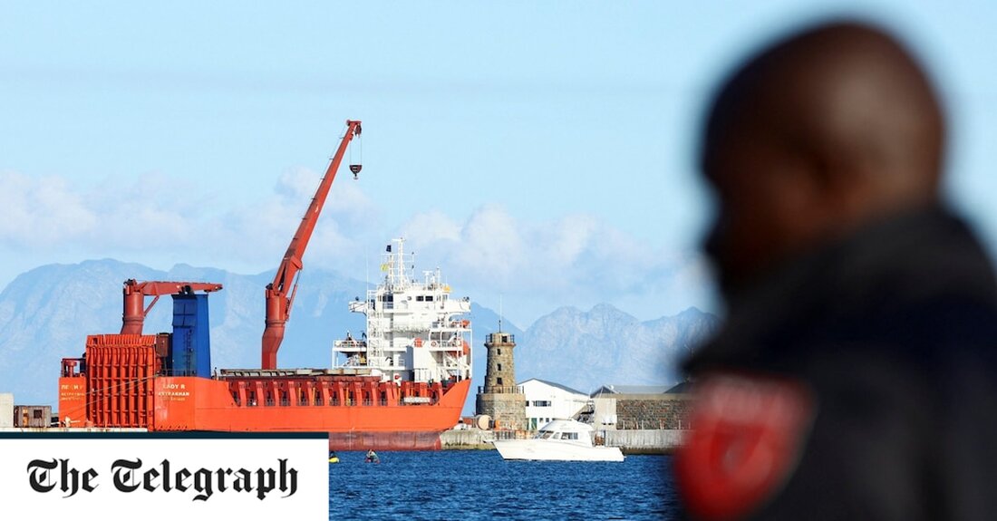 Südafrikanische Abgeordnete haben gefragt, ob die Regierung Waffen an Russland verkauft, nachdem ein Frachtschiff, das wegen seiner Rolle in Moskaus Kriegsanstrengungen sanktioniert wurde, an einem Marinestützpunkt in der Nähe von Kapstadt angedockt war. Die Lady R, ein Roll-on-Roll-off-Fahrzeug und Containertransporter unter russischer Flagge, wurde am Donnerstagabend im südafrikanischen Marinehafen Simon&#8217;s Town gesichtet. Das Schiff wurde gesehen, wie es während eines der regelmäßigen Stromausfälle, die das Land betreffen, entladen und dann Fracht aufgenommen hat, berichtete die südafrikanische Zeitung Daily Maverick unter Berufung auf lokale Zeugen, die es im Hafen fotografierten. Zeugen sahen, wie das Schiff am Freitag gegen 6.30 Uhr den &hellip;