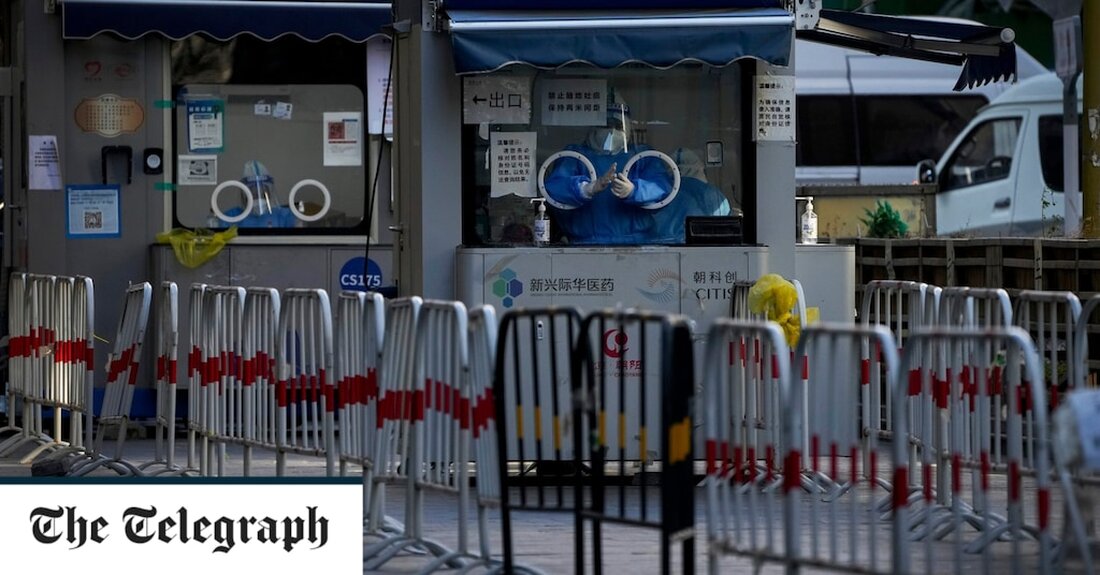 China bemühte sich am Sonntag, Krankenhäuser und Intensivstationen zu erweitern, als ein führender Epidemiologe warnte, dass sich Covid schnell ausbreite, nachdem die Beschränkungen angesichts von Protesten gelockert worden waren. Nach fast drei Jahren strenger Kontrollen kündigte China an, seinen harten Null-Covid-Ansatz gegen das Virus zu lockern. Zu den Änderungen gehören die Beendigung groß angelegter Sperren und die Erlaubnis für positiv getestete Personen, zu Hause zu bleiben, anstatt in einem staatlichen Feldkrankenhaus unter Quarantäne gestellt zu werden. Aber das Land ist schlecht auf einen wahrscheinlich daraus resultierenden Anstieg der Fälle vorbereitet. Die Impfquoten bei älteren Menschen sind niedrig, und Chinas unterfinanziertes &hellip;