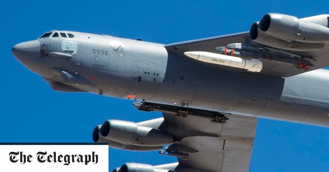 Die US-Luftwaffe hat ihren ersten erfolgreichen vollständigen Test einer neuen Hyperschallrakete durchgeführt, da sie versucht, sich in einem Wettrüsten der Supermächte mit Russland und China zurückzukämpfen. Die Rakete, eine All-Up-Round AGM-183A Air-launched Rapid Response Weapon (ARRW), wurde vor der südkalifornischen Küste abgefeuert und flog mit mehr als fünffacher Schallgeschwindigkeit, bevor sie in einem kontrollierten Bereich detonierte. Der Test, der von einer B-52H Stratofortress aus gestartet wurde, war ein bedeutender Schritt hin zu voll funktionsfähigen Hyperschallwaffen der USA, die in Konflikten oder zur Abschreckung eingesetzt werden konnten. Berichten zufolge hat China letztes Jahr in einem Test ein Hyperschallprojektil rund um den &hellip;