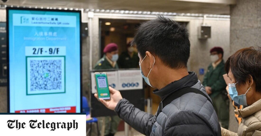 Besucher von Hongkong können jetzt im Rahmen einer Lockerung der Covid-Beschränkungen sofort nach ihrer Ankunft Bars und Restaurants besuchen. Die neuen Regeln gelten jedoch nur für diejenigen, die geimpft und negativ auf das Coronavirus getestet wurden. Alle Ankünfte werden innerhalb der ersten fünf Tage nach der Landung in Hongkong weiterhin obligatorischen Tests unterzogen. Positiv Getestete müssen sich weiterhin in Quarantäne begeben. Bisher wurde den Ankommenden in der Stadt ein gelber Code auf einer Gesundheits-App ausgestellt und für drei Tage aus öffentlichen Bereichen wie Restaurants verbannt, selbst wenn sie negativ getestet wurden. Es kommt, als Hongkong weitere Covid-Beschränkungen zurücknimmt, nachdem das &hellip;