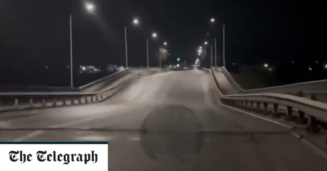 Eine strategisch wichtige Brücke zur Versorgung der russischen Streitkräfte wurde bei einem mysteriösen Angriff tief hinter den feindlichen Linien teilweise zerstört. Der Angriff auf die Brücke über den Fluss Molochna außerhalb der südlichen Stadt Melitopol beschädigte ihre Struktur und machte sie für die Überquerung schwerer militärischer Ausrüstung unbrauchbar. Videoaufnahmen von der Kreuzung, die die von Russland kontrollierte Stadt und das Dorf Kostjantyniwka über die Autobahn M14 verbindet, zeigten keine unmittelbaren Anzeichen von Raketenschäden, was darauf hindeutet, dass ein Angriff von ukrainischen Spezialeinheiten durchgeführt worden sein könnte. „Das ist eine der strategisch wichtigen Brücken, wie die Krimbrücke“, sagte Ivan Fedorov, Exil-Bürgermeister &hellip;