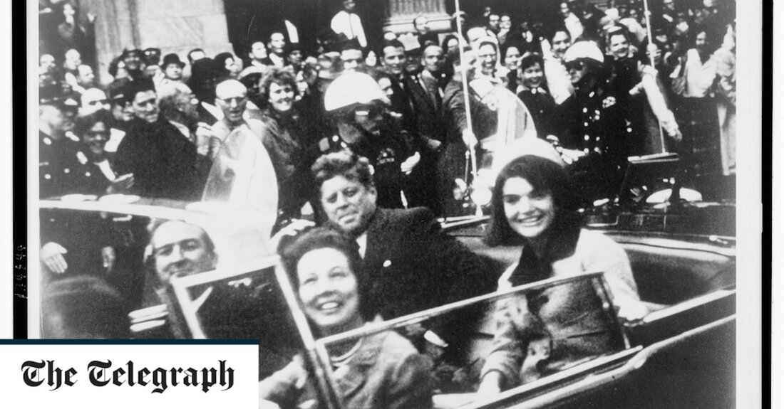 Das US-Nationalarchiv hat Tausende von Dokumenten im Zusammenhang mit der Ermordung des damaligen Präsidenten John F. Kennedy im Jahr 1963 veröffentlicht, kurz nachdem Präsident Joe Biden eine Durchführungsverordnung erlassen hatte, die die Freilassung genehmigte und Hunderte anderer sensibler Aufzeichnungen bis zu einem weiteren Jahr geheim hielt. Es wurde nicht erwartet, dass die Veröffentlichung von 13.173 Dokumenten neue Bomben enthalten oder die Schlussfolgerung der Kommission unter der Leitung von Chief Justice Earl Warren ändern würde, dass Lee Harvey Oswald, ein ehemaliger Marine- und kommunistischer Aktivist, der in der Sowjetunion gelebt hatte, allein gehandelt hatte. Der neueste Cache wird jedoch für Historiker &hellip;