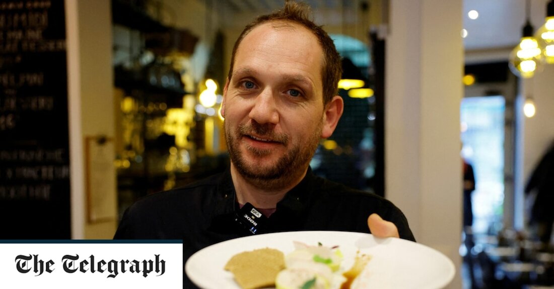 Restaurants drängen in Frankreich auf vegane Alternativen zu Foie Gras, obwohl Umfragen zeigen, dass drei Viertel der Franzosen ihre Pastete nicht auf pflanzlicher Basis wollen. Die traditionelle Weihnachtsspezialität wird seit langem als Teil des kulinarischen Erbes des Landes geschätzt. Aber tierfreundliche Ersatzstoffe oder „Faux Gras“ werden immer beliebter in einer Zeit, in der ein schwerer Ausbruch der Vogelgrippe Herden verwüstet, Vorräte knapp gemacht und die Preise in die Höhe getrieben hat. „Es könnte einige Leute dazu bringen, etwas anderes auszuprobieren. Es könnte eine Gelegenheit sein“, sagte Fabien Borgel, ein französischer Koch, der das vegane Restaurant „42 Degrés“ in Paris leitet, &hellip;