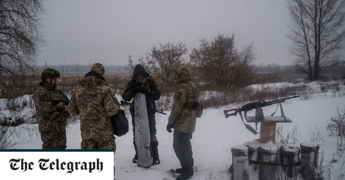 Ein ukrainischer Soldat schoss mit seinem Maschinengewehr eine Marschflugkörper ab, als Russland am Freitag eines seiner größten Feuersalven auf die Ukraine abfeuerte und das Stromnetz des Landes erneut lahmlegte. Der als „Kipish“ bekannte Soldat wurde dafür gelobt, dass er das „Unmögliche“ vollbracht hatte, als er eine der 76 Raketen abschoss, die von einem Kiewer Vorort auf die Ukraine abgefeuert wurden. Der Leiter des mobilen Soldatenpostens der Territorialverteidigung lobte ihn für seine „blitzschnelle Reaktion“, nachdem er offenbar mit einer auf Munitionskisten montierten Waffe die Anordnung getroffen habe. „Als er feuerte, sprühten grüne Funken [the missile]. Es begann sich zu drehen, kippte &hellip;