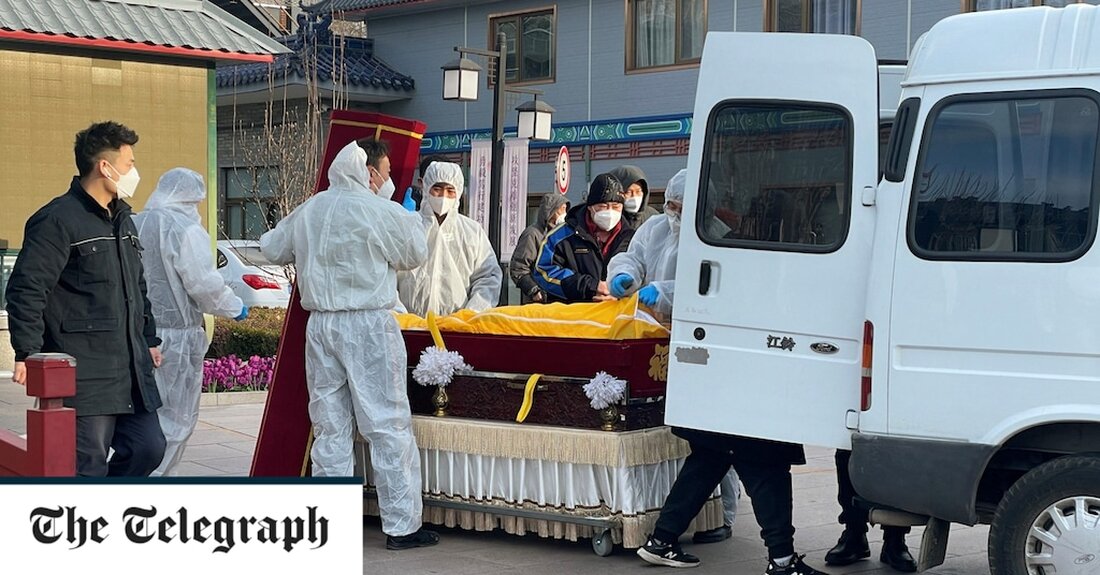 Nichts ändert sich in China, es sei denn, es wird von der Kommunistischen Partei Chinas (KPCh) initiiert und genehmigt. So glaubten bis vor wenigen Wochen die meisten Experten, dass das moderne China funktioniert. Schließlich sicherte sich der Generalsekretär der Partei, Xi Jinping, erst kürzlich eine dritte Amtszeit – der erste chinesische Ministerpräsident seit dem Vorsitzenden Mao. Doch heute sieht es ganz anders aus. Ein kurzer, aber wirklich populärer Aufstand gegen die drakonischen Covid-Beschränkungen des Landes vor drei Wochen hat das politische Kalkül – und vielleicht sogar das Machtgleichgewicht – innerhalb der bevölkerungsreichsten Nation der Welt auf den Kopf gestellt. „Zum &hellip;