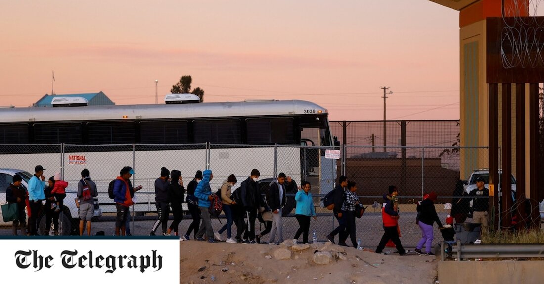 Die US-Grenzstadt El Paso, Texas, hat den Ausnahmezustand ausgerufen, nachdem sie mit einer Flut von Asylsuchenden konfrontiert war, die Hunderte auf den Straßen frieren ließ. Schätzungsweise 2.400 Menschen pro Tag überqueren Mexiko vor der Aufhebung der von der Trump-Administration eingeführten Titel-42-Beschränkungen in dieser Woche. Die Maßnahme zur Verlangsamung der Ausbreitung des Coronavirus ermöglichte es den Beamten, Migranten summarisch auszuweisen, wobei seit seiner Einführung mehr als zwei Millionen zurückgeführt wurden. Oscar Leeser, der demokratische Bürgermeister von El Paso, befürchtet, dass sich die Zahl der Einwanderer, die illegal die Grenze überqueren, mehr als verdoppeln könnte, wenn Title 42 zu Ende geht. „Wir &hellip;