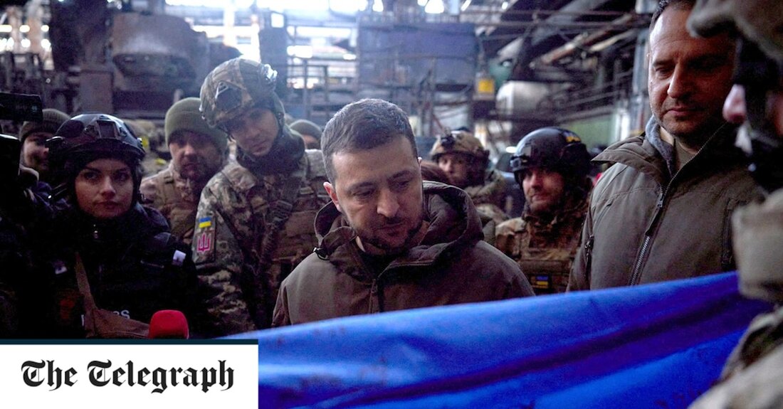 Wolodymyr Selenskyj ist überraschend in der Frontstadt Bachmut aufgetaucht, um die ukrainischen Streitkräfte zu versammeln, die dort an den erbitterten Kämpfen beteiligt sind. Der ukrainische Präsident traf am Dienstag, dem 300. Tag seit Russlands Einmarsch in sein Land, zusammen und überreichte Soldaten Auszeichnungen. Der angekündigte Besuch erfolgte Stunden, nachdem Wladimir Putin, Russlands Präsident, eingeräumt hatte, dass seine Invasion nicht nach Plan verlaufen war, und die Situation in den von Russland kontrollierten Teilen der Ukraine als „extrem schwierig“ bezeichnete. Die monatelange Schlacht um Bakhmut in der östlichen Donbass-Region der Ukraine hat sich zu einem der blutigsten Feldzüge des Krieges entwickelt. Seit &hellip;
