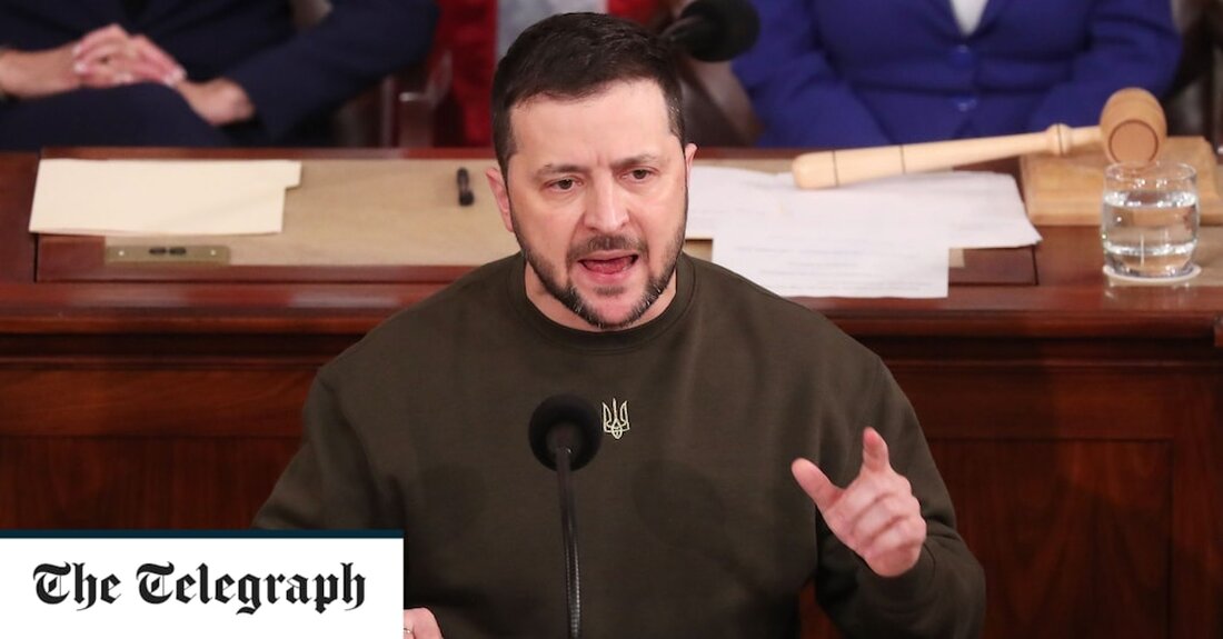 Wolodymyr Selenskyj wurde ein donnernder Empfang bereitet, als er auf einer gemeinsamen Sitzung des Kongresses sagte, die Ukraine sei „am Leben und munter“ und werde sich „niemals ergeben“. In einer 20-minütigen Rede, die immer wieder von Standing Ovations unterbrochen wurde, beschwor der ukrainische Präsident den Geist des Zweiten Weltkriegs und des amerikanischen Unabhängigkeitskriegs. Er sagte Senatoren und Mitgliedern des Kongresses, seine Soldaten bräuchten mehr Waffen, einschließlich Flugzeuge, und dass die US-Ausgaben für die Ukraine keine &#8222;Wohltätigkeit&#8220;, sondern eine &#8222;Investition in globale Sicherheit und Demokratie&#8220; seien. Es wurden Vergleiche zwischen seiner Ansprache und der von Winston Churchill vor dem Kongress zu &hellip;
