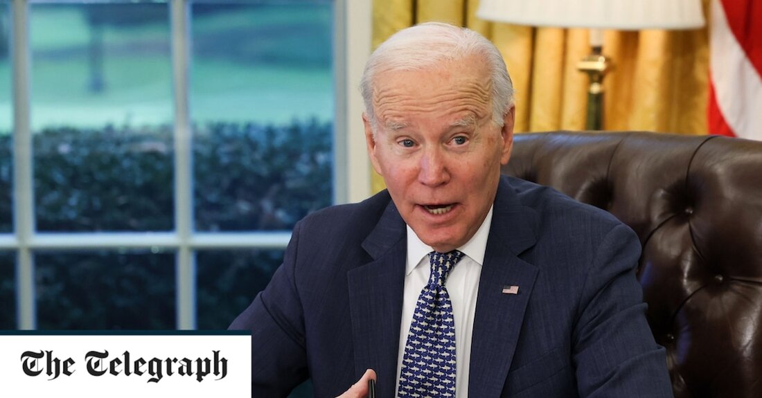 Joe Biden wird einen Staatsbesuch in Großbritannien absagen, sofern keine Einigung über das Nordirland-Protokoll erzielt wird, warnten Quellen am Donnerstagabend. Der US-Präsident hofft auf einen Besuch, um an Veranstaltungen zum 25. Jahrestag des Karfreitagsabkommens teilzunehmen, aber diese Feierlichkeiten laufen Gefahr, vom Streit um den Brexit-Vertrag überschattet zu werden. Quellen in Dublin bestätigten, dass der US-Präsident nicht auf die Insel Irland kommen würde, wenn Brüssel und London keine Vereinbarung an der Grenze zur Irischen See getroffen hätten. Es gibt Befürchtungen, dass der Verlust eines begehrten Präsidentenbesuchs Nordirland und Irland große potenzielle Geldbeträge von US-amerikanischen Wohltätern kosten könnte, die daran interessiert sind, &hellip;