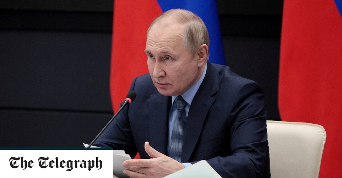 Wladimir Putin sagt, er sei bereit, mit „allen Beteiligten“ über die Beendigung des 10-monatigen Krieges in der Ukraine zu sprechen, beschuldigte aber Kiew und den Westen, sich „verweigert zu verhandeln“. Der russische Führer sagte, die Moskauer Streitkräfte hätten in der Ukraine in die „richtige Richtung“ gehandelt, weil der Westen, angeführt von den Vereinigten Staaten, versuche, Russland auseinander zu spalten. In einem am Sonntag ausgestrahlten Interview im russischen Staatsfernsehen sagte Putin: „Wir sind bereit, mit allen Beteiligten über akzeptable Lösungen zu verhandeln, aber das liegt an ihnen – nicht wir sind diejenigen, die sich weigern, zu verhandeln, sondern sie.“ „Ich glaube, &hellip;