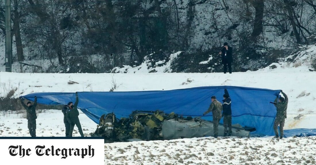Ein südkoreanisches Kampfflugzeug stürzte ab, als seine Luftwaffe versuchte, eine Gruppe nordkoreanischer Drohnen abzufangen, von denen eine über Seoul flog. Mindestens fünf Drohnen überquerten am Montag die koreanische Grenze, was Südkorea dazu veranlasste, Kampfjets und Kampfhubschrauber zu starten, die Warnschüsse auf die eindringenden Drohnen abfeuerten. Einer der südkoreanischen Kampfjets, ein leichtes Angriffsflugzeug KA-1, stürzte beim Start im Landkreis Hoengseong, etwa 85 Meilen östlich von Seoul, ab, sagten Verteidigungsbeamte. Die beiden Piloten konnten sicher aussteigen und wurden in einem Krankenhaus behandelt. Was den Absturz verursachte, sagte das Militär nicht. Während die meisten Drohnen über den westlichen Gebieten von Gimpo, Paju und &hellip;