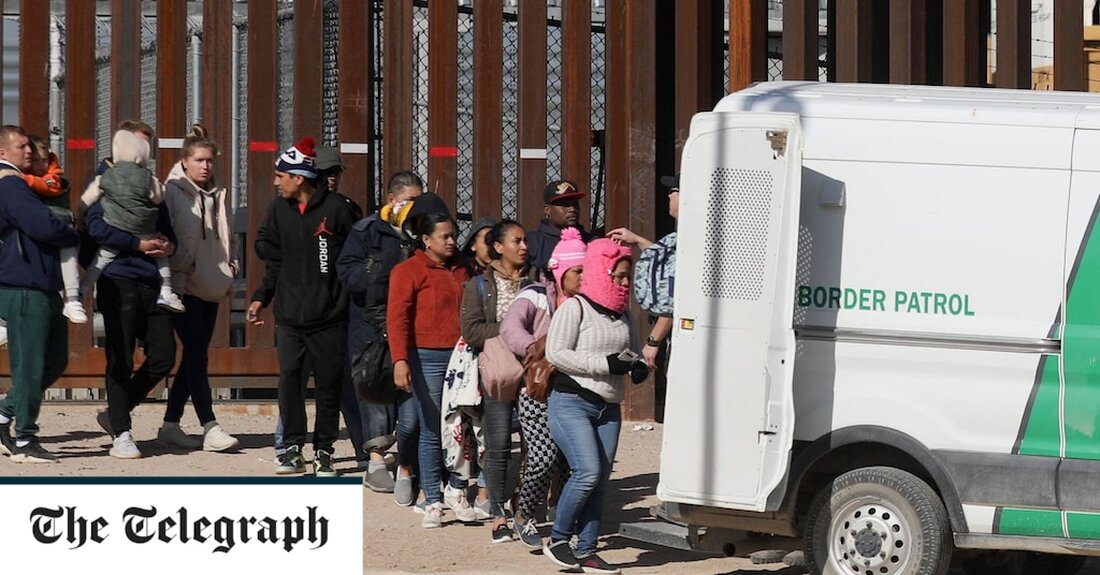 Die zwei Jahre alte Politik der US-Regierung, sich auf Covid-19-Vorkehrungen zu berufen, um Hunderttausende Migranten an der mexikanischen Grenze abzuweisen, werde vorerst bestehen bleiben, entschied der Oberste Gerichtshof am Dienstag. Die Entscheidung, die als Titel 42 bekannte umstrittene Regel aufrechtzuerhalten, verzögerte eine drohende politische Krise für Präsident Joe Biden, als Tausende an der Südgrenze warteten und erwarteten, dass die Politik bald enden würde. Aber das konservativ dominierte Oberste Gericht akzeptierte eine Petition von 19 Staaten, die vor einer Welle von Migranten warnten, falls die unter dem ehemaligen Präsidenten Donald Trump im März 2020 eingeführte Politik auf Anordnung eines niedrigeren Gerichts &hellip;
