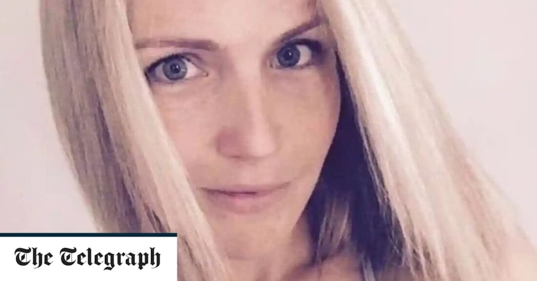 Der Ehemann einer britischen Mutter von zwei Kindern, die bei einem Einbruch in ihr Haus in Australien erstochen wurde, sagte, sie sei „bei dem Versuch gestorben, unsere Familie zu beschützen“. Emma Lovell, 41, wurde getötet, nachdem sie und ihr Ehemann Lee, 43, am zweiten Weihnachtsfeiertag während einer Hausinvasion in Queensland angegriffen worden waren. Zwei 17-jährige Jungen wurden wegen Mordes, versuchten Mordes und Einbruchs und Einbruchs angeklagt. Die Polizei sagte, ein Kampf sei auf der Veranda ausgebrochen, als das Paar versuchte, die Angreifer aufzuhalten, und Frau Lovell erlitt eine Stichwunde an ihrer Brust. Sanitäter wurden zum Tatort gerufen und versuchten, sie &hellip;
