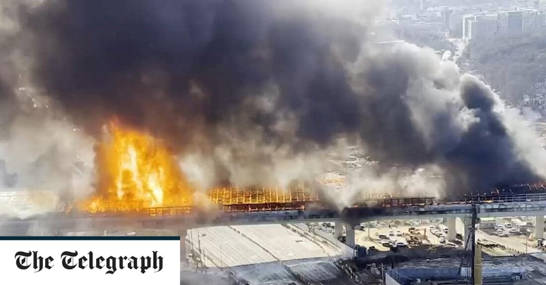 Mindestens fünf Menschen wurden getötet und 37 verletzt, nachdem ein Unfall ein schweres Feuer in einem Autobahntunnel in der Nähe der südkoreanischen Hauptstadt Seoul ausgelöst hatte. Die National Fire Agency sagte, dass drei der Verletzten in ernstem Zustand seien, während 34 weitere leicht verletzt wurden. Insgesamt 44 Fahrzeuge sollen zerstört worden sein. Videobilder in den sozialen Medien zeigten eine schalldichte Markise über der Autobahn, die kurz nach dem Ausbruch des Feuers auf der zweiten Gyeongin-Schnellstraße gegen 13:50 Uhr in Flammen aufging. Der starke Verkehr erschwerte es Fahrzeugen, das betroffene Gebiet zu verlassen, als sich das Feuer ausbreitete und eine Explosion &hellip;