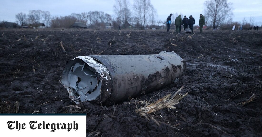 Weißrussland hat am Donnerstag den ukrainischen Botschafter vorgeladen, nachdem es gesagt hatte, es habe eine von der Ukraine abgefeuerte Rakete abgeschossen, was Befürchtungen auslöste, Moskaus Verbündeter könnte sich dem Krieg anschließen. Als eine Welle von mindestens 120 russischen Marschflugkörpern und Drohnen auf ukrainische Städte niederregnete, behauptete das belarussische Verteidigungsministerium, es habe eine S-300-Luftverteidigungsrakete abgeschossen, die von ukrainischem Territorium abgefeuert wurde. Die verstümmelten Überreste der Rakete wurden auf einem Feld in der westlichen Region Brest gesehen. „Es wurde vorläufig festgestellt, dass die Fragmente zu einer vom Territorium der Ukraine abgefeuerten Flugabwehrrakete S-300 gehörten“, sagte das Ministerium in einer Erklärung. Die Ukraine &hellip;
