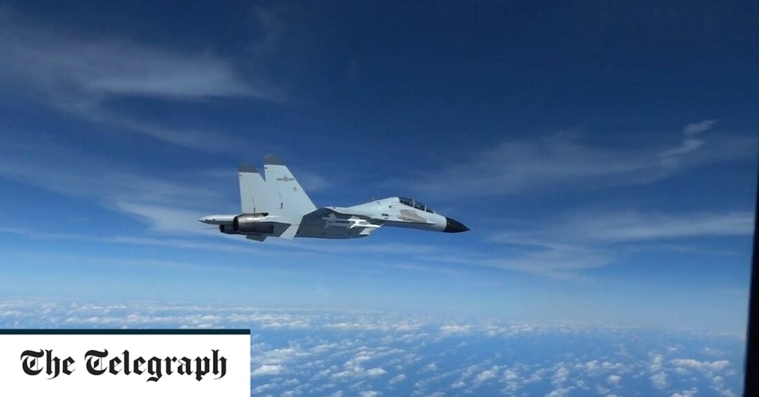 Ein chinesischer Kampfjet flog innerhalb von drei Metern um ein Überwachungsflugzeug der US-Luftwaffe über das umstrittene Südchinesische Meer und zwang amerikanische Piloten, Ausweichmanöver zu unternehmen, um eine Kollision zu vermeiden, sagte das US-Militär. Bei dem Vorfall am 21. Dezember über einem nicht näher bezeichneten Ort führte ein J-11-Kampfpilot der chinesischen Marine „ein unsicheres Manöver während eines Abfangens eines RC-135-Flugzeugs der US Air Force durch“, so das US Indo-Pacific Command. Die USA veröffentlichten seltenes Filmmaterial der nahen Begegnung, das zeigt, wie sich das chinesische Kampfflugzeug nähert und sich das viel größere US-Flugzeug distanziert. Ein Militärsprecher sagte, der chinesische Jet sei bis &hellip;