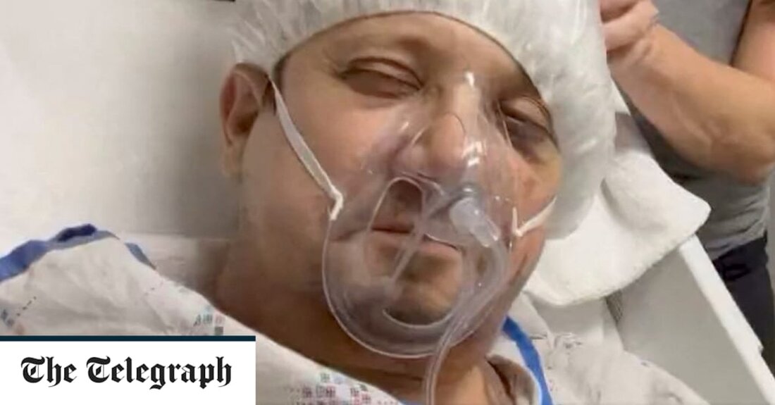 Schauspieler Jeremy Renner versuchte zu verhindern, dass ein sechs Tonnen schwerer Schneepflug in seinen Neffen krachte, als er überfahren wurde, wie ein neuer Polizeibericht enthüllte. Der Avengers-Star brach sich 30 Knochen, als er von dem PistenBully-Pflug zerquetscht wurde, als er versuchte, zurück in seine Kabine zu springen, als er einen Hügel hinunterrutschte. Der 52-Jährige hatte versucht, Alexander Fries zu helfen, sein Auto auf einer Privatstraße nördlich des Lake Tahoe, nahe der Grenze zwischen Nevada und Kalifornien, vom Schnee zu befreien. „Sie hatten eine Kette, die hinten am PistenBully und vorne am Ford-Pick-up befestigt war. Sie holten den Pick-up-Truck aus der &hellip;