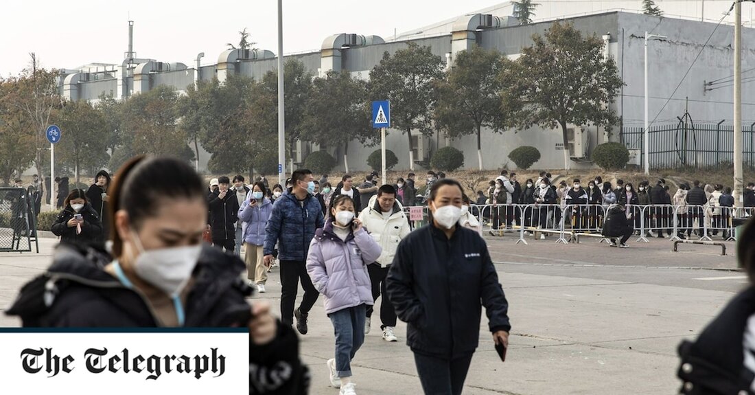 Covid hat 90 Prozent einer der bevölkerungsreichsten Provinzen Chinas infiziert, seit die Beschränkungen gelockert wurden, hat ein Gesundheitsbeamter angekündigt. Kan Quancheng, der Direktor der Gesundheitskommission für die zentrale Provinz Henan, sagte, dass „die Covid-Infektionsrate der Provinz am 6. Januar 2023 89,0 Prozent beträgt“, was darauf hindeutet, dass etwa 88,5 Millionen der 99,4 Millionen Einwohner der östlichen Provinz erkrankt waren das Virus in der größten Welle der Pandemie. Herr Kan sagte jedoch, dass die Fälle am 19. Dezember ihren Höhepunkt erreicht hätten und nun weiterhin einen Abwärtstrend zeigten. China erlebt eine beispiellose Infektionswelle, seit es im vergangenen Monat seine drakonischen Anti-Covid-Maßnahmen &hellip;