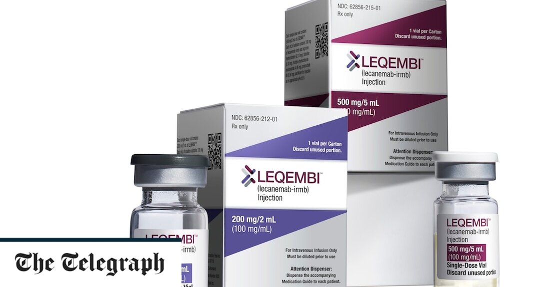 Ein bahnbrechendes Alzheimer-Medikament, das in einer großen Studie den kognitiven Verfall verlangsamte, wurde von den US-Aufsichtsbehörden zugelassen.Die US Food and Drug Administration beschleunigte die Zulassung von Leqembi, auch bekannt als Lecanemab, einem der ersten experimentellen Medikamente, das den Rückgang des Gedächtnisses und des Denkens bei Betroffenen überzeugend verlangsamte. Die Entscheidung hat dazu geführt, dass Großbritannien aufgefordert wurde, mit seinen Herstellern zusammenzuarbeiten, um das Medikament „dringend“ zu bewerten. Nach der FDA-Zulassung können Ärzte in den USA das Medikament Patienten mit Alzheimer verschreiben, insbesondere solchen mit leichter Erkrankung oder im Frühstadium. Leqembi, das gemeinsam von Eisai aus Japan und Biogen aus Amerika &hellip;
