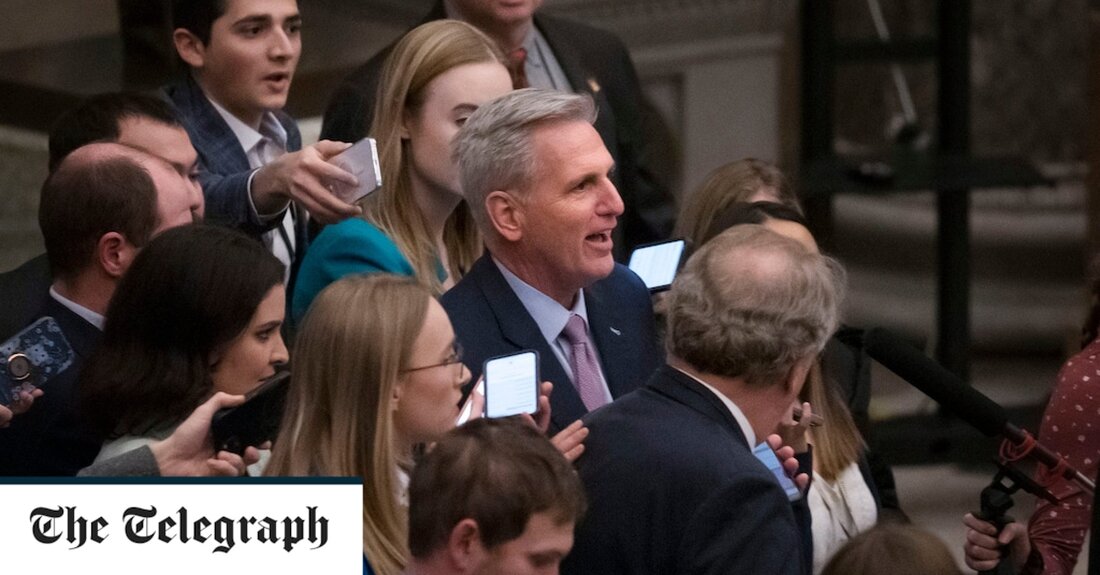 Kevin McCarthy, der Vorsitzende der Republikanischen Partei im US-Repräsentantenhaus, hat endlich die Wahl zum Sprecher gewonnen, an zweiter Stelle nach der Präsidentschaft, und ermöglicht, dass die Abgeordneten nach den Wahlen 2022 in ihr Amt vereidigt werden können. Er wurde heute zum Sprecher ernannt, als er endlich eine heftige Rebellion in den Reihen seiner Partei niederschlug, die die untere Kongresskammer tagelang gelähmt hatte. Herr McCarthy war immer der Spitzenreiter, um das von den Republikanern geführte Haus zu führen, aber sein Sieg in den frühen Morgenstunden wurde durch die rechte Revolte in seiner Partei, die den Wettbewerb auf historische 15 Wahlrunden verlängerte, &hellip;