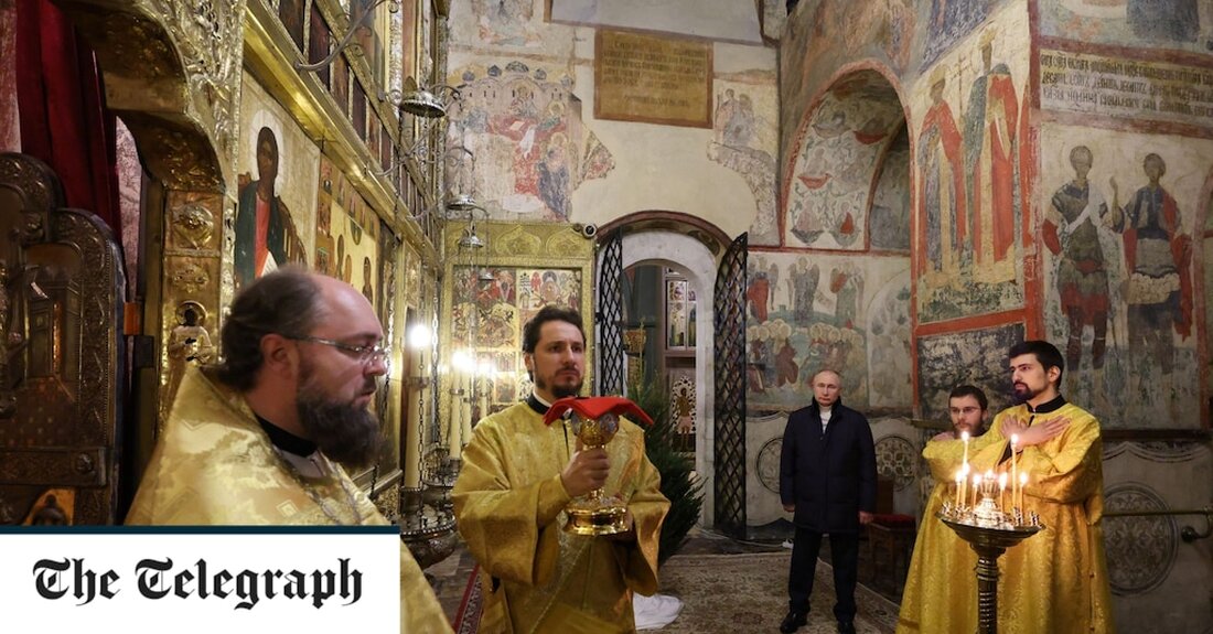 Wladimir Putin feierte das orthodoxe Weihnachtsfest allein im Kreml, als die Frustration in einer russischen Provinzstadt über den Tod von bis zu 400 Soldaten wuchs. Tausende Menschen haben jetzt eine Petition unterschrieben, in der eine vollständige Liste der Soldaten gefordert wird, die bei dem Silvester-Artillerieangriff auf ein Bataillon mobilisierter Männer aus Samara getötet wurden. Dies ist eine seltene Demonstration öffentlichen Widerstands gegen die russischen Behörden, die jeglichen Widerspruch unterdrücken. „Wir können den Behörden nicht vertrauen“, heißt es im Text der Online-Petition, die von russischen Oppositionsgruppen organisiert und von 42.500 Menschen unterzeichnet wurde. „Wir sind gegen Entmenschlichung und Normalisierung des Todes.“ &hellip;