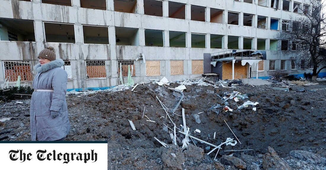 Ein Bild hat die Behauptung Russlands in Zweifel gezogen, dass seine Streitkräfte 600 ukrainische Soldaten bei einem Raketenangriff auf die Stadt Kramatorsk im Osten des Donbass getötet hätten. Es gab keine Anzeichen für Opfer, nachdem Moskau behauptete, eine &#8222;Vergeltungsoperation&#8220; gegen eine ukrainische Militärkaserne in der Gegend durchgeführt zu haben. Reporter vor Ort teilten Bilder eines Kraters vor zwei Studentenwohnheimen, die laut Kreml zur Unterbringung ukrainischen Personals genutzt worden waren. Auf einem Bild ist eine Frau in einem langen blauen Mantel neben dem Ort des offensichtlichen russischen Raketenangriffs zu sehen. Und auf einem anderen Bild unten ist dieselbe Frau zu sehen, &hellip;