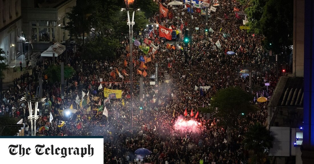 Brasilianische Sicherheitskräfte räumten Protestlager und verhafteten 1.500 Menschen, als Präsident Luiz Inacio Lula da Silva „Terrorakte“ verurteilte. nachdem ein rechtsextremer Mob den Machtsitz stürmte und Chaos in der Hauptstadt auslöste. Hunderte von Soldaten und Polizisten mobilisierten, um ein improvisiertes Lager vor dem Hauptquartier der Armee in Brasilia aufzulösen. Dort hatten etwa 3.000 Anhänger von Ex-Präsident Jair Bolsonaro Zelte aufgebaut – als Basis für das Meer von Demonstranten, die am Sonntag rund vier Stunden lang im Präsidentenpalast, im Kongress und im Obersten Gerichtshof randalierten. Lula, der sein Amt am 1. Januar nach einem bitteren Wahlsieg gegen Bolsonaro angetreten hatte, kehrte zu &hellip;